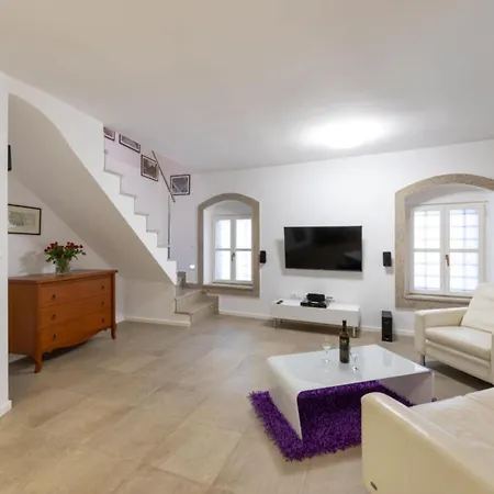 Διαμέρισμα Mama House *